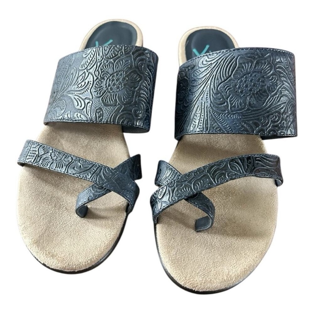 Yuu Portney Floral Embossed navy Sandals size 9.5